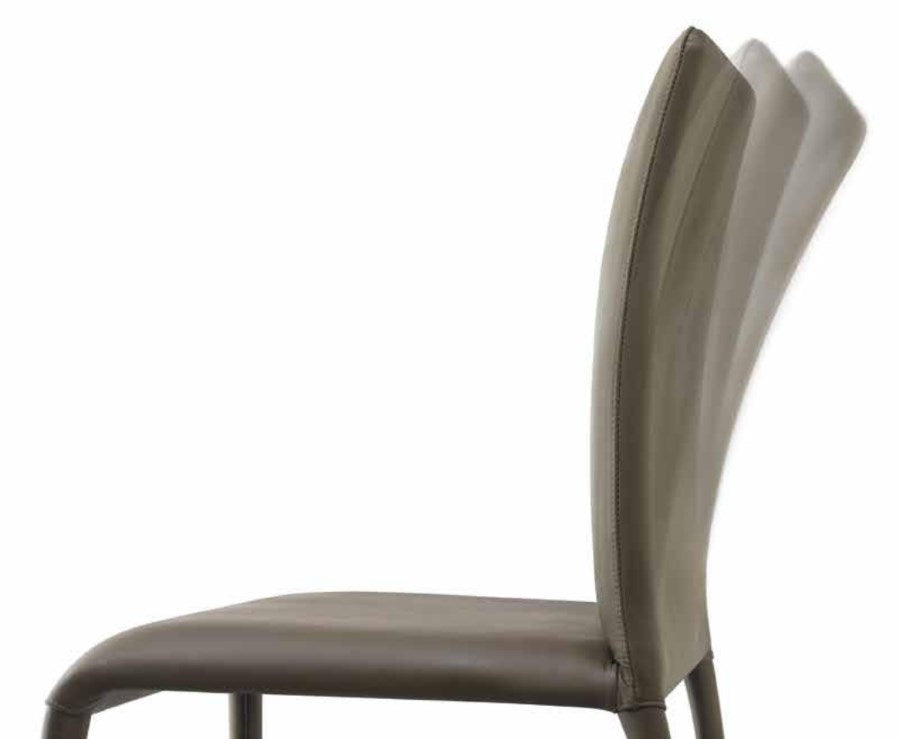 Flexibility of leather Como Arm Chair
