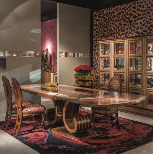 Italian dining room full of luxury furniture by Carpanelli