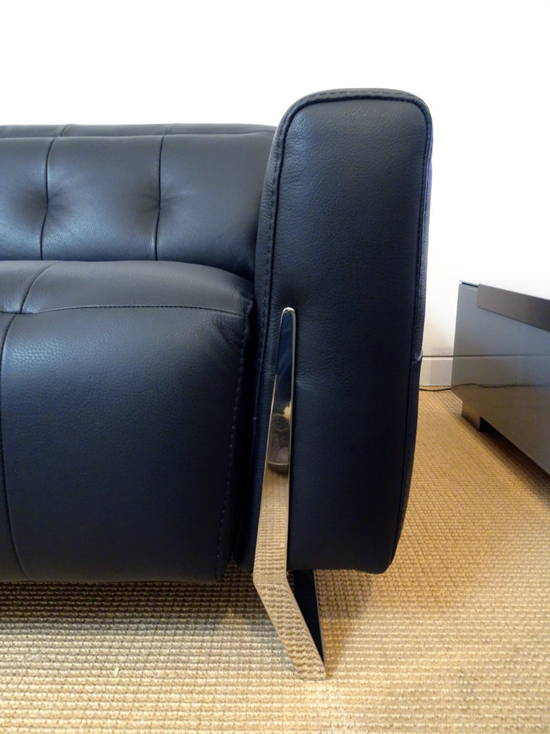 Close view of Italian leather sofa - Conforto Recliner